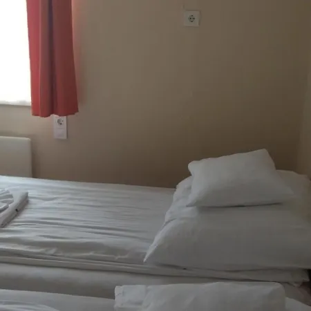 Koos Vendeghaz 3* Uppony