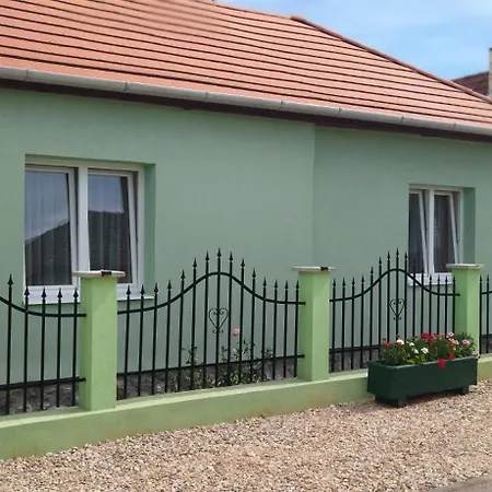 Koos Vendeghaz 3* Uppony