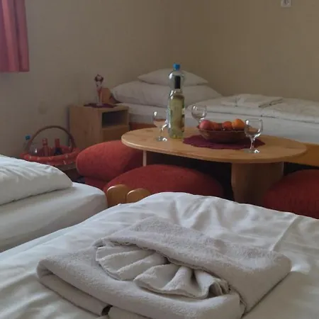 ゲストハウス Koos Vendeghaz Uppony